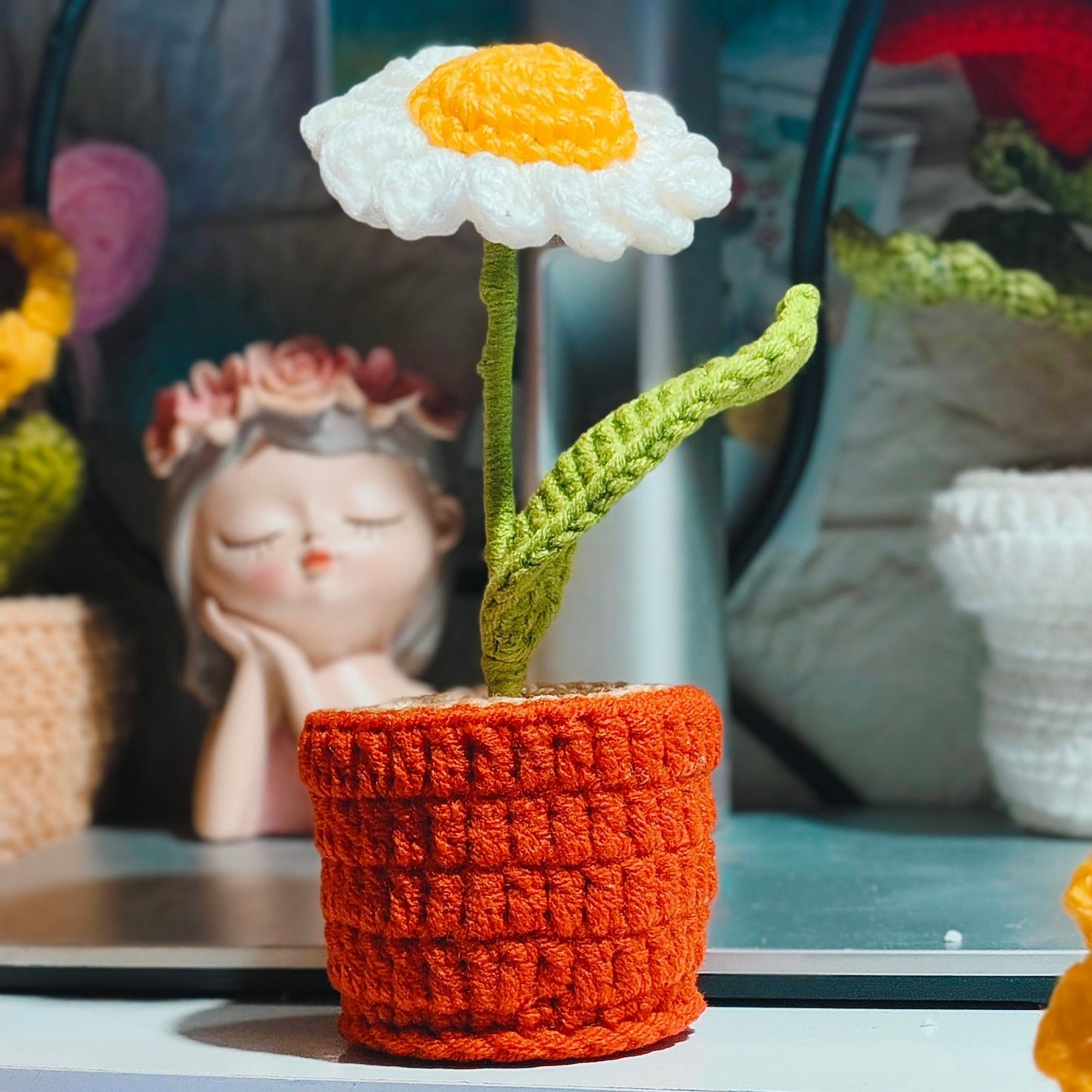 Daisy flower pot (7 inches) - Busy Bee Artist