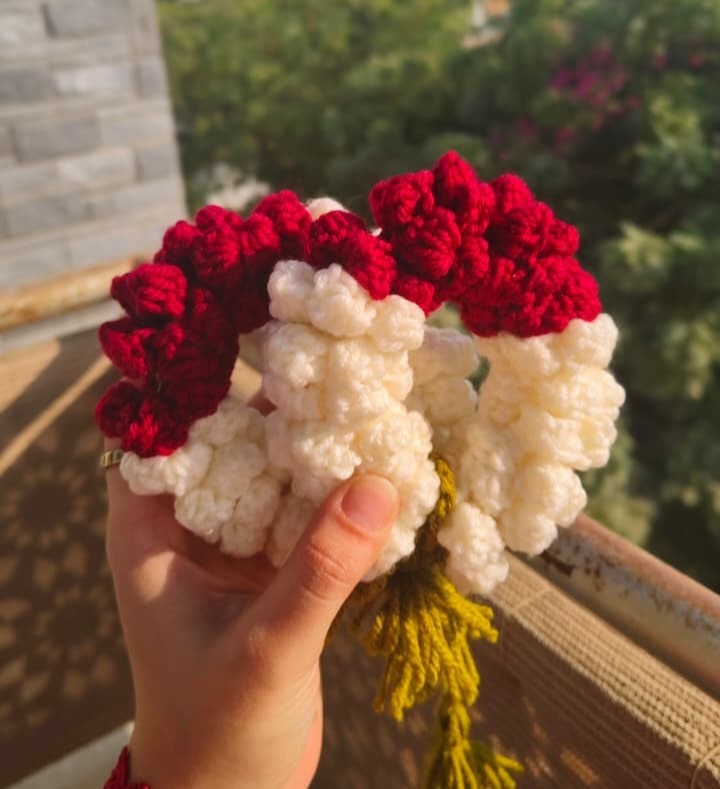 Maroon & White Gajra