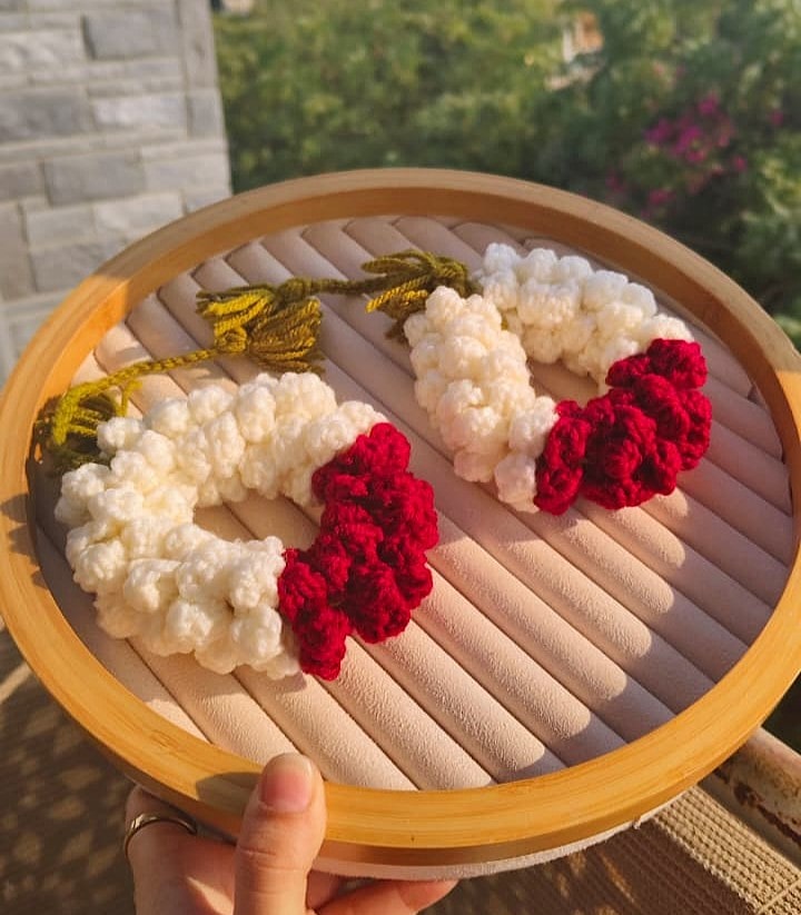 Maroon & White Gajra