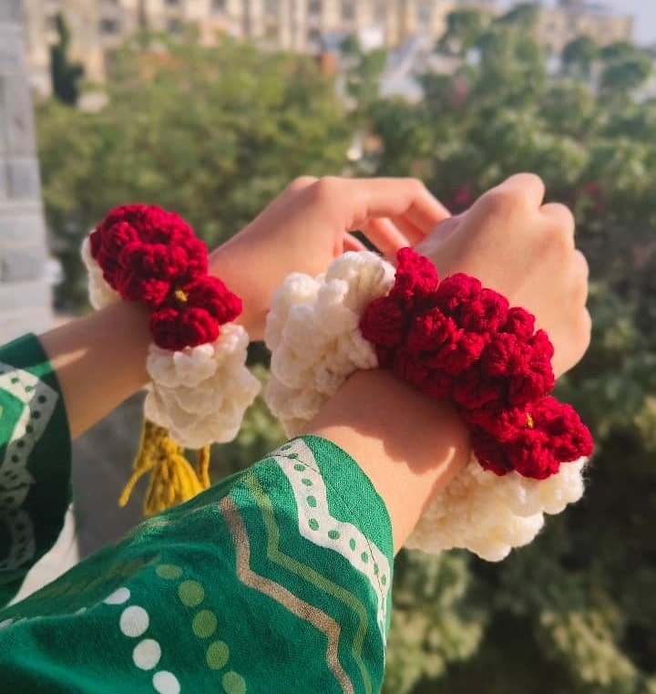 Maroon & White Gajra