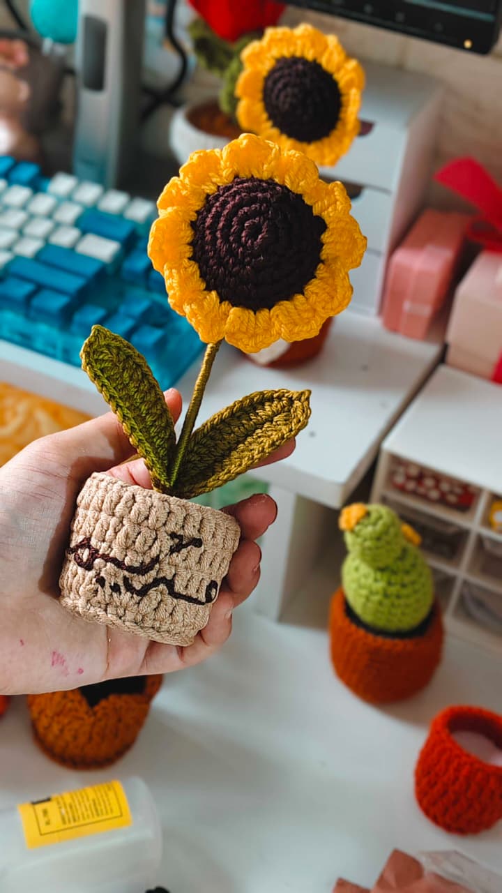 Sunflower Pot (7 inches)