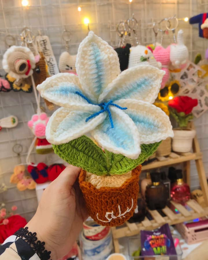 Gradient Blue Lily Pot