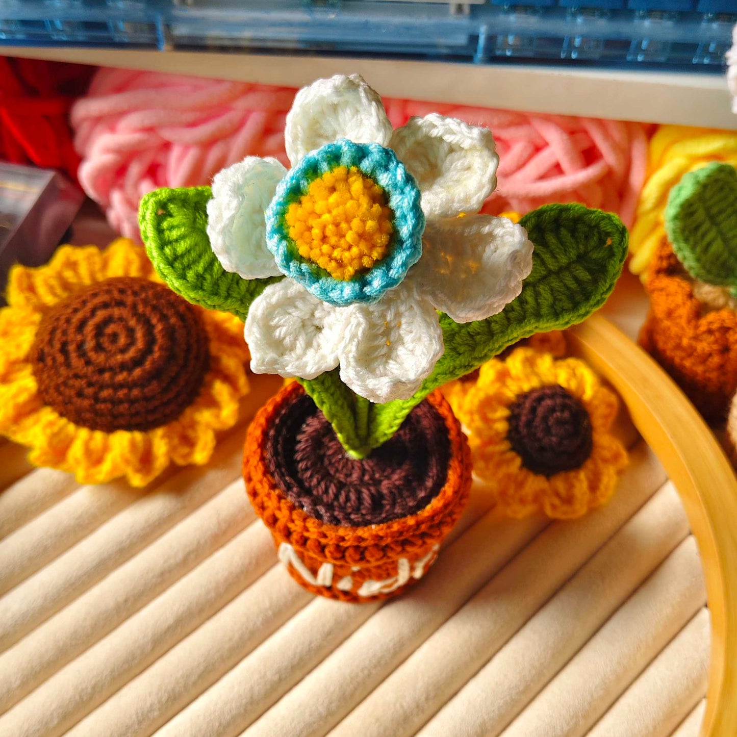 Daffodil flower pot. - Busy Bee Artist