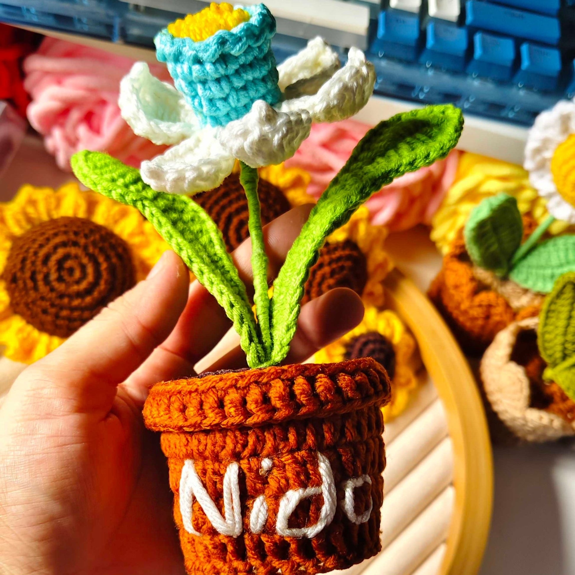 Daffodil flower pot. - Busy Bee Artist