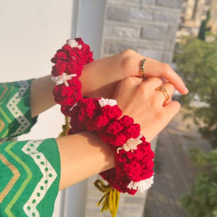 Blooms in Yarn Gajra